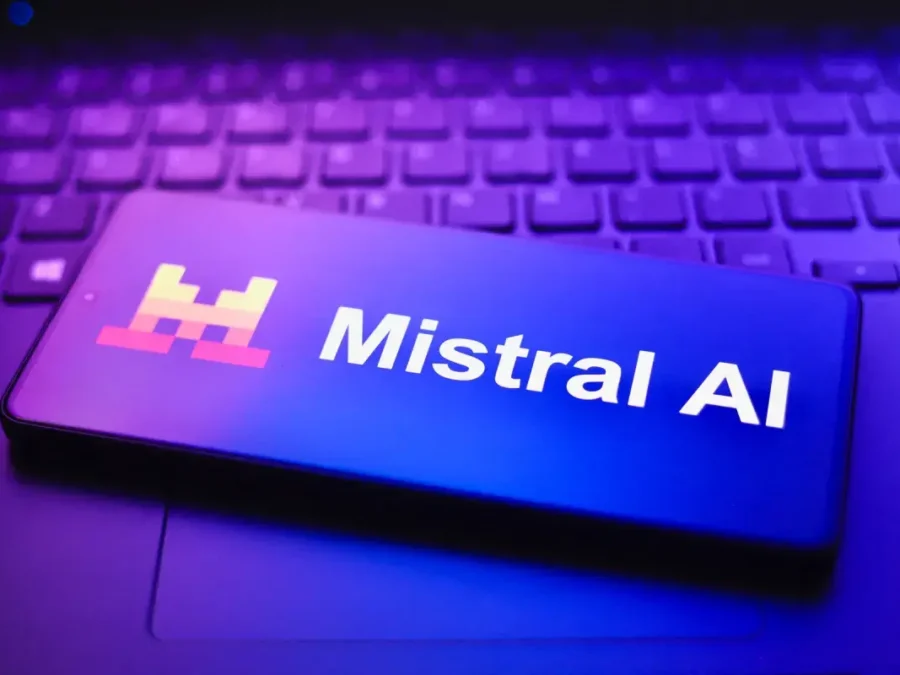 Logo de Mistral AI en un telefono sobre una laptop